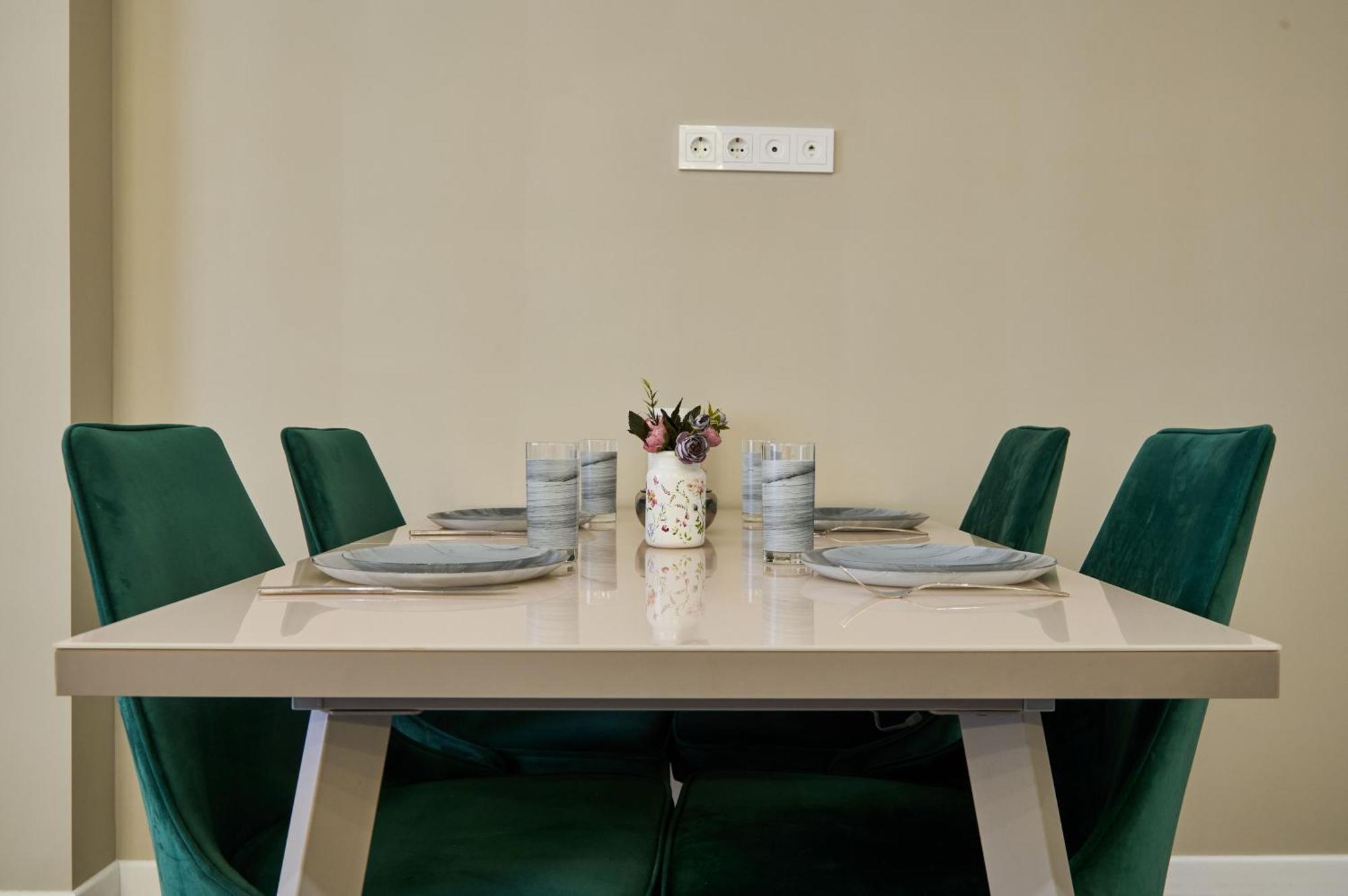 Five Business-Class Rooms In R-House Near Mega Center Almaty Exterior foto